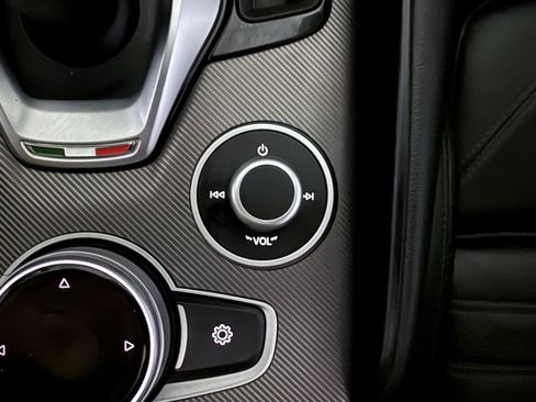 Used 2022 Alfa Romeo Giulia Veloce image 38