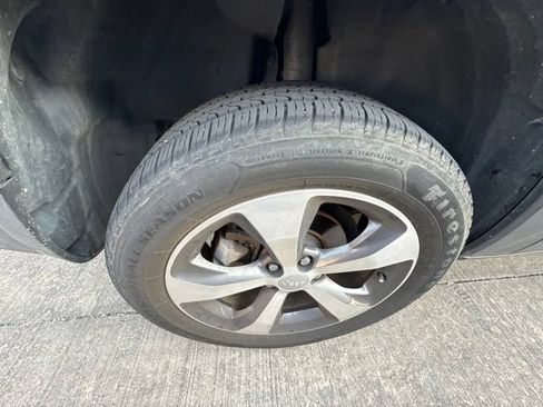 Used 2019 Jeep Cherokee Limited FWD image 7