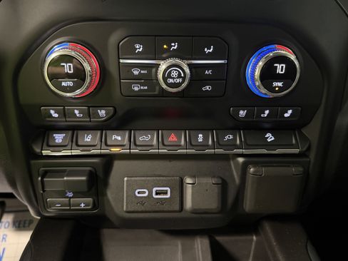 Used 2020 GMC Sierra 2500 AT4 w/ AT4 Premium Package AWD/4WD image 12