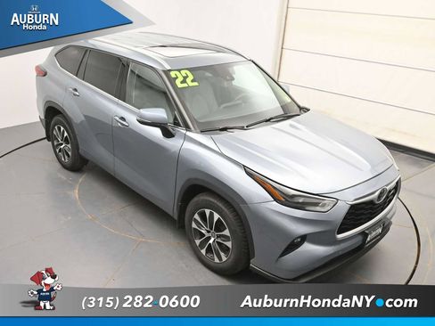Used 2022 Toyota Highlander XLE AWD/4WD image 28