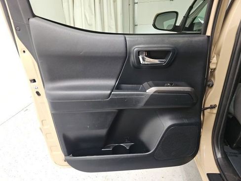 Used 2017 Toyota Tacoma TRD Off-Road image 27