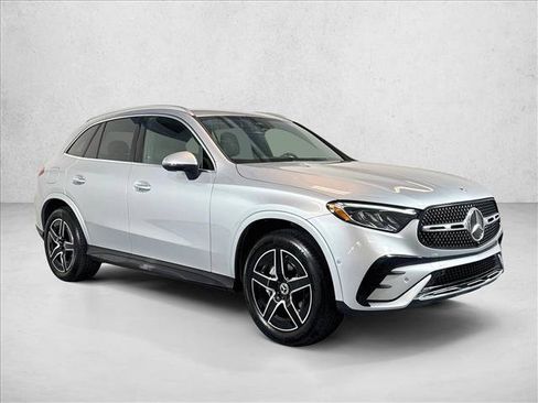 Used 2025 Mercedes-Benz GLC 350e 4MATIC image 3