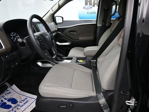 Used 2022 Nissan Frontier SV w/ Technology Package image 11