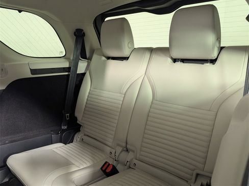 Used 2025 Land Rover Discovery S image 29