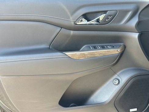 Used 2022 GMC Acadia SLE w/ Driver Convenience Package image 17