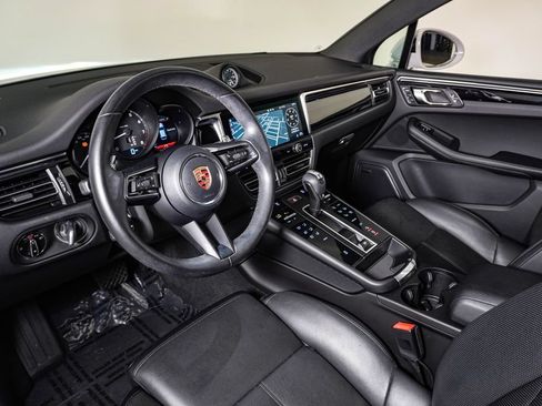 Certified 2024 Porsche Macan AWD/4WD image 4