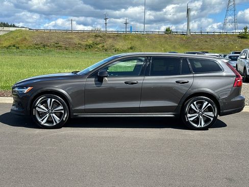 Used 2025 Volvo V60 B5 Cross Country Plus AWD/4WD image 6