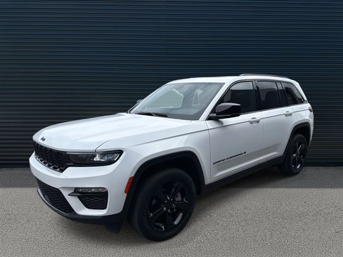 Used 2025 Jeep Grand Cherokee Limited w/ Black Appearance Package image 1