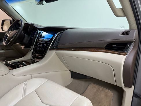 Used 2017 Cadillac Escalade Luxury image 31