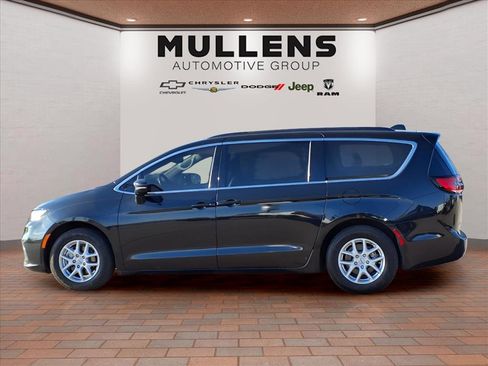 Used 2022 Chrysler Pacifica Touring-L image 8