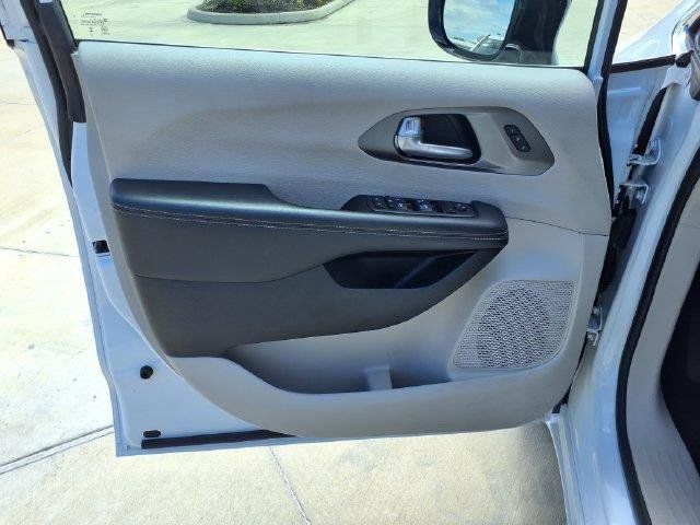 Used 2024 Chrysler Pacifica Touring-L FWD image 17