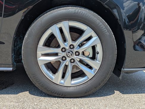 Used 2023 Toyota Sienna Limited image 11