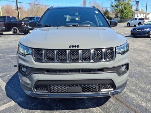Used 2024 Jeep Compass Latitude w/ Convenience Group AWD/4WD image 2