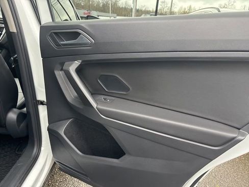 Used 2021 Volkswagen Tiguan SE image 14