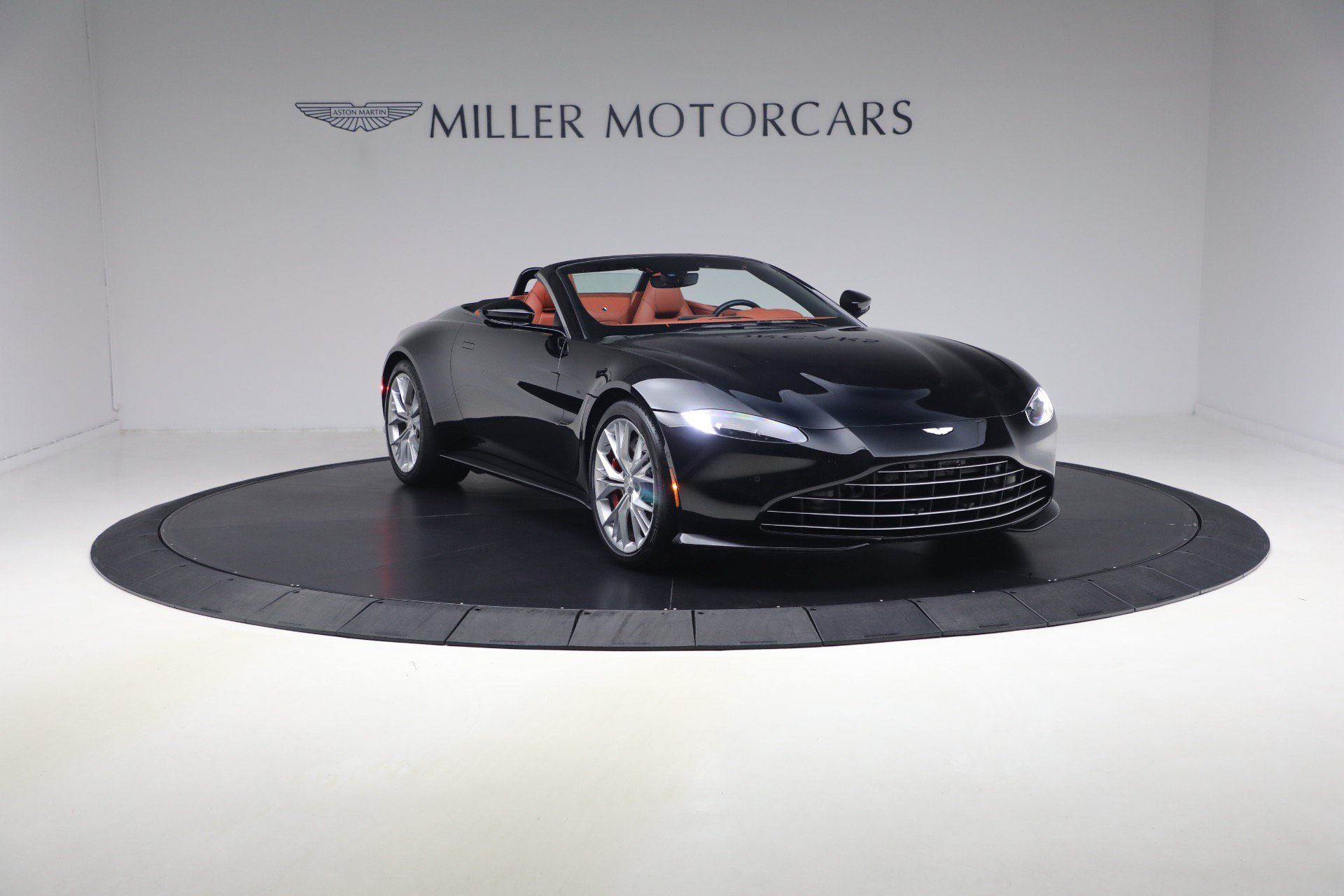 Used 2021 Aston Martin V8 Vantage Roadster RWD image 11