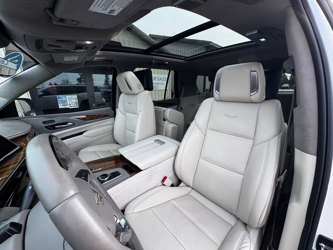 Used 2024 Cadillac Escalade Sport Platinum w/ LPO, ONYX Package AWD/4WD image 3