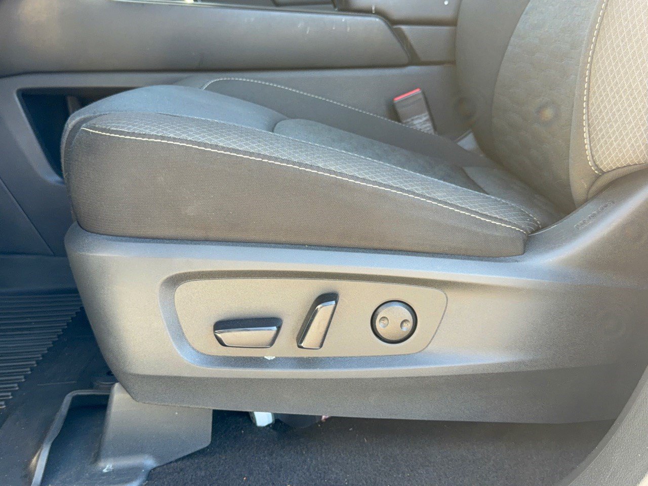 Used 2024 Nissan Pathfinder SV w/ SV Premium Package FWD image 16