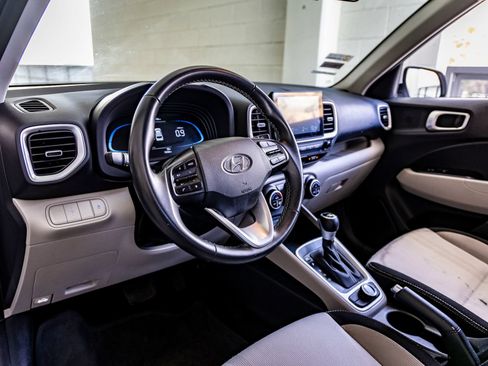Used 2025 Hyundai Venue SEL FWD image 12