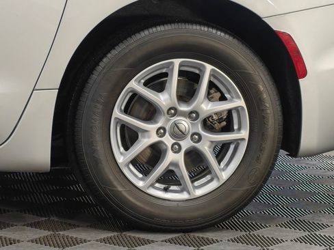 Used 2023 Chrysler Pacifica Touring FWD image 52