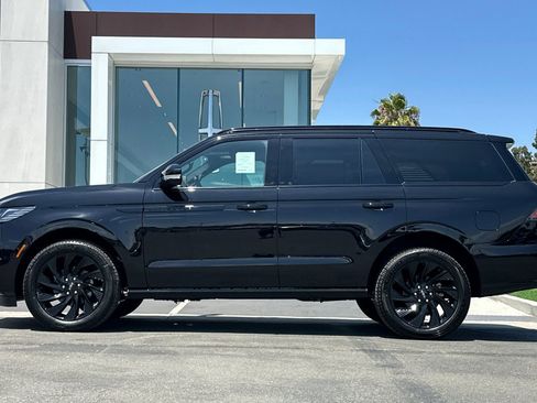 New 2026 Lincoln Navigator Reserve w/ Jet Appearance Package AWD/4WD image 6