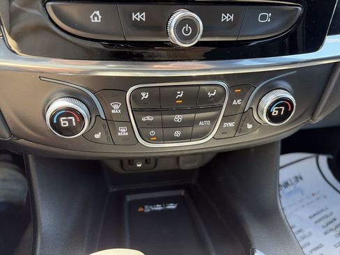 Used 2023 Chevrolet Traverse LT image 24