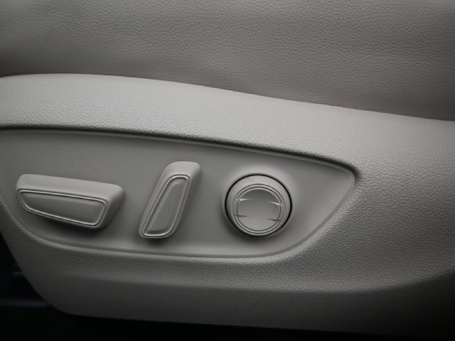 Used 2025 Toyota Highlander XLE FWD image 10