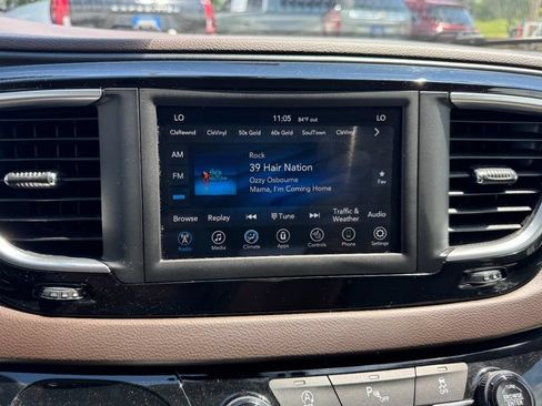 Used 2020 Chrysler Pacifica Touring w/ Cold Weather Group FWD image 20
