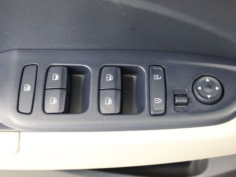 Used 2024 Hyundai Venue Limited FWD image 18