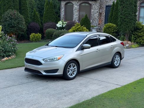 Used 2018 Ford Focus SE FWD image 1