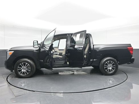 Used 2021 Nissan Titan SV w/ SV Convenience Package image 39