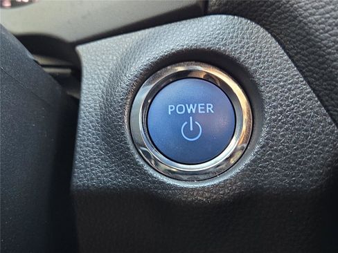 Used 2022 Toyota RAV4 SE image 4