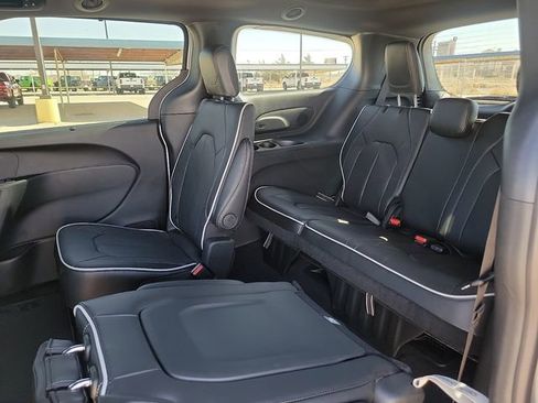 New 2026 Chrysler Pacifica Limited image 8