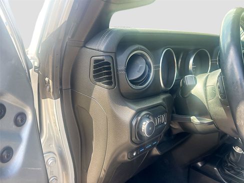 Used 2022 Jeep Wrangler Unlimited Sahara w/ Cold Weather Group AWD/4WD image 18