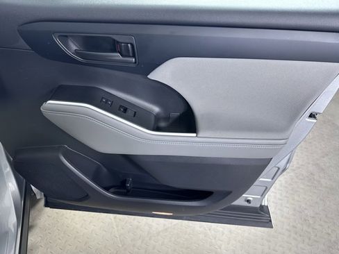 Used 2023 Toyota Highlander LE image 9