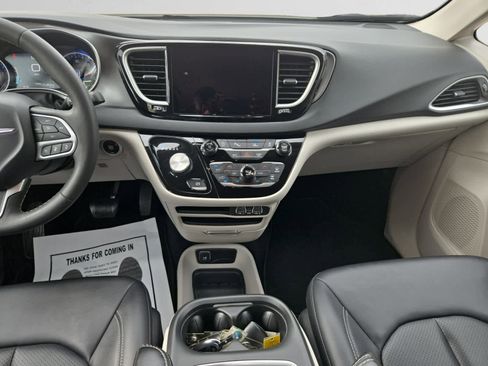 Used 2024 Chrysler Pacifica Touring-L FWD image 11