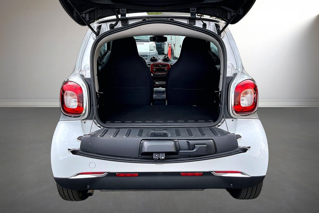 Used 2016 smart fortwo passion RWD image 7