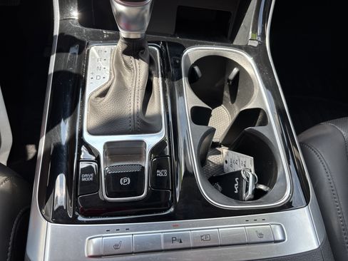 Used 2024 Kia Carnival EX FWD image 9
