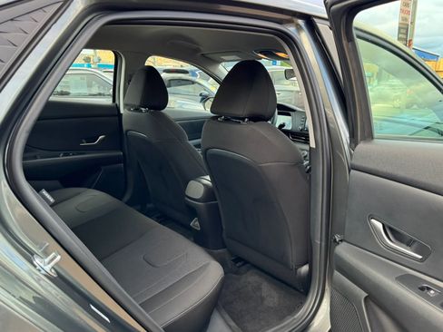 Used 2025 Hyundai Elantra SE FWD image 19