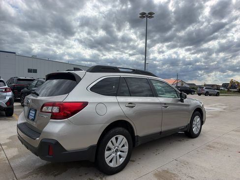 Used 2019 Subaru Outback 2.5i Premium AWD/4WD image 6
