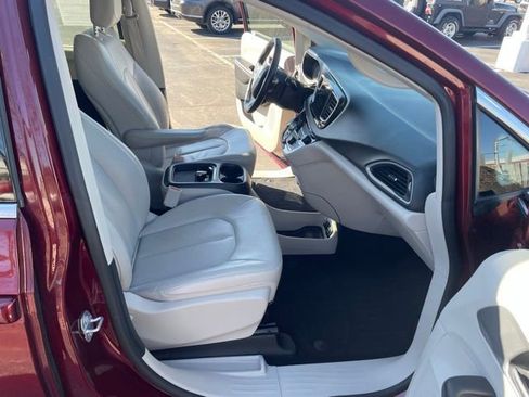 Used 2018 Chrysler Pacifica Touring-L image 15