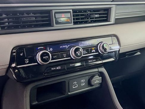 Used 2025 Honda Pilot EX-L image 12