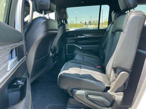 Certified 2024 Jeep Wagoneer L Series II w/ Flexible Seating Group AWD/4WD image 33
