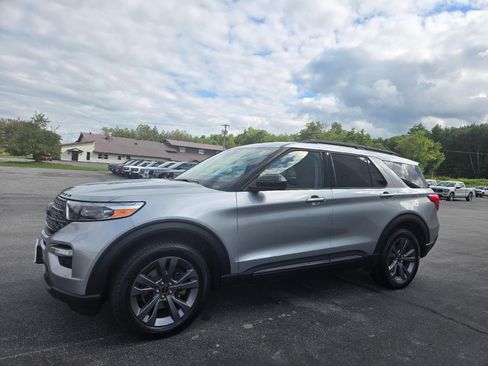Used 2023 Ford Explorer XLT w/ Equipment Group 202A AWD/4WD image 4