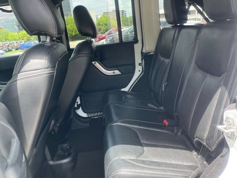Used 2017 Jeep Wrangler Unlimited Rubicon AWD/4WD image 11