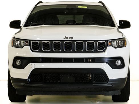 Used 2025 Jeep Compass Latitude w/ Sun & Sound Group AWD/4WD image 2
