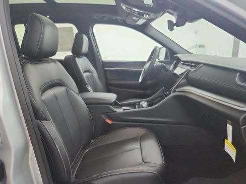 New 2025 Jeep Grand Cherokee Limited image 32