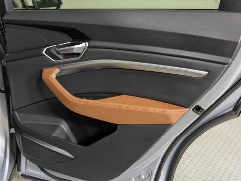 Used 2022 Audi e-tron Premium Plus w/ Premium Plus Package image 19