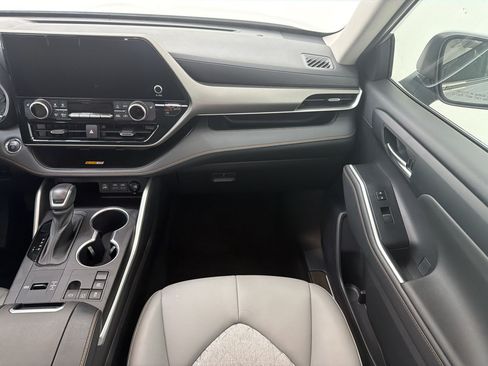 Used 2023 Toyota Highlander Bronze Edition FWD image 27