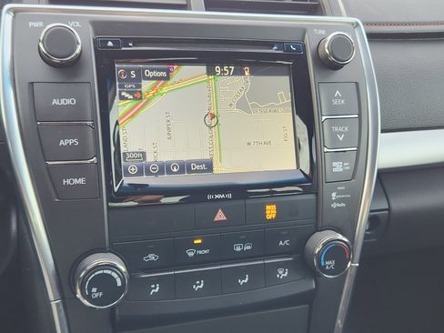 Used 2016 Toyota Camry SE image 10