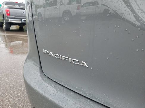 Used 2022 Chrysler Pacifica Touring-L FWD image 5